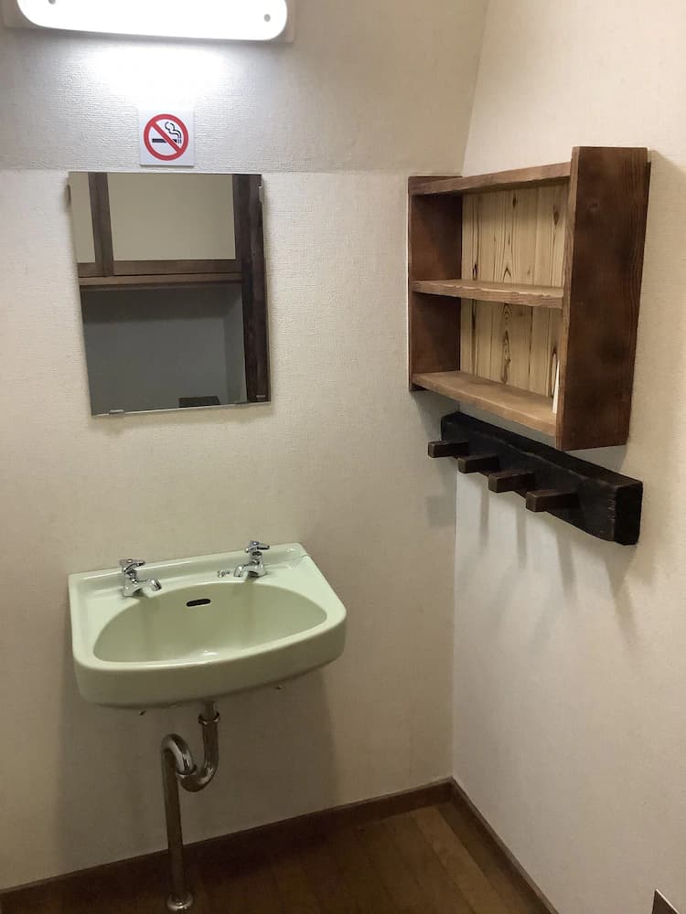 Bathroom sink