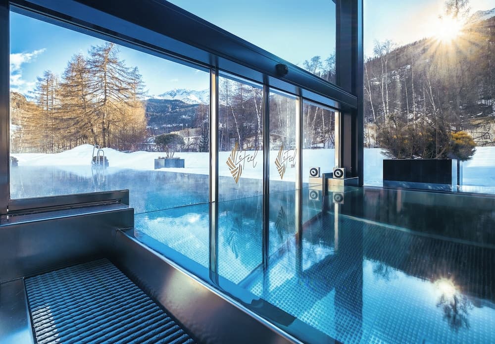Indoor/outdoor pool