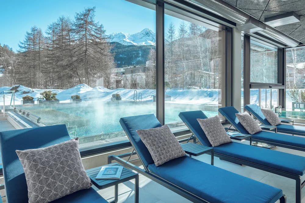 Indoor/outdoor pool