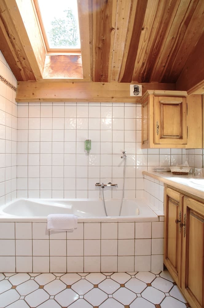 Deep soaking bathtub