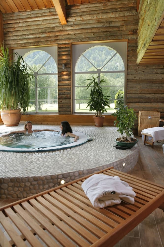 Indoor spa tub
