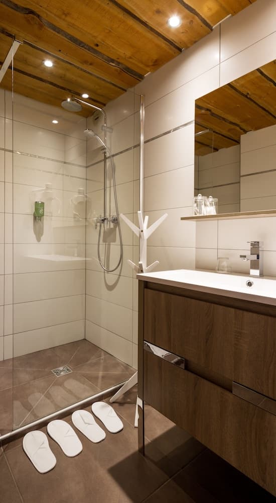Bathroom shower