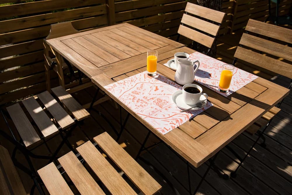 Outdoor dining