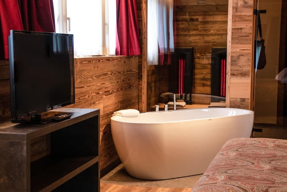 Private spa tub