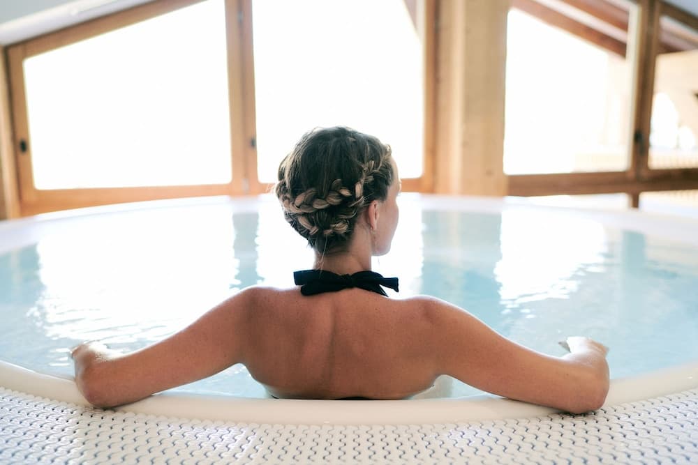 Indoor spa tub