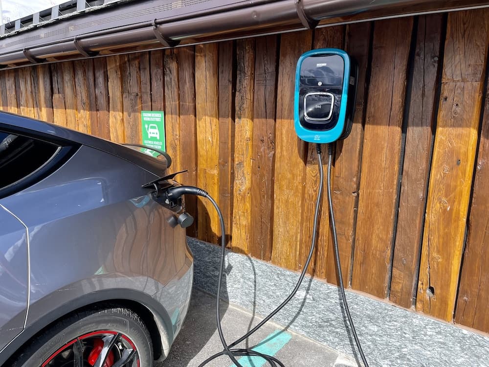 Electric vehicle charging station