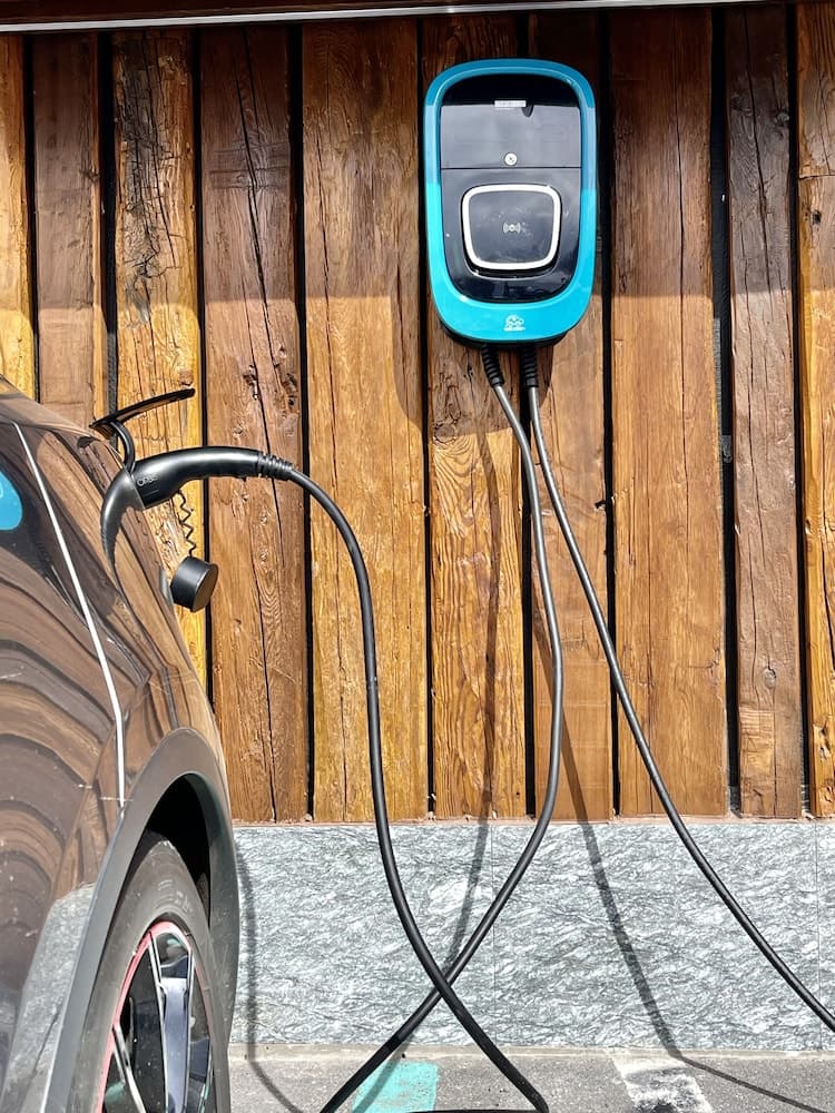 Electric vehicle charging station