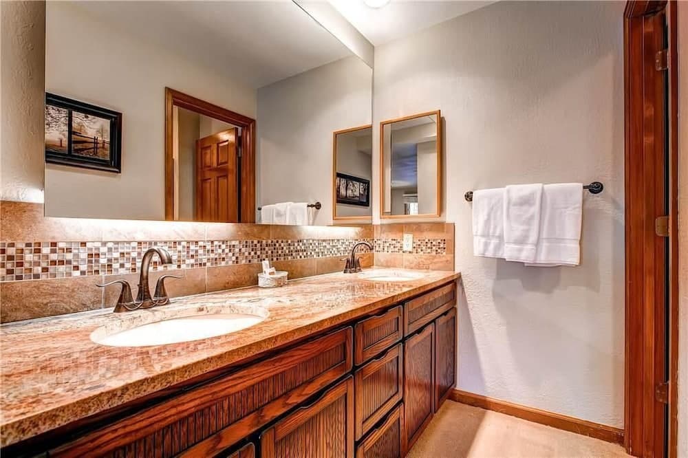 Bathroom sink