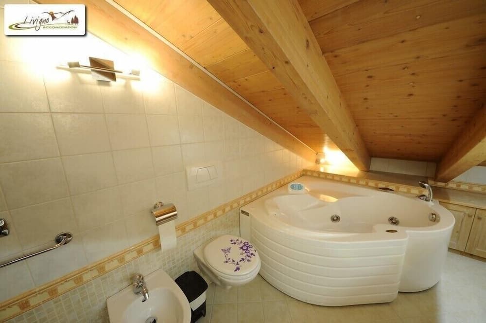 Jetted tub