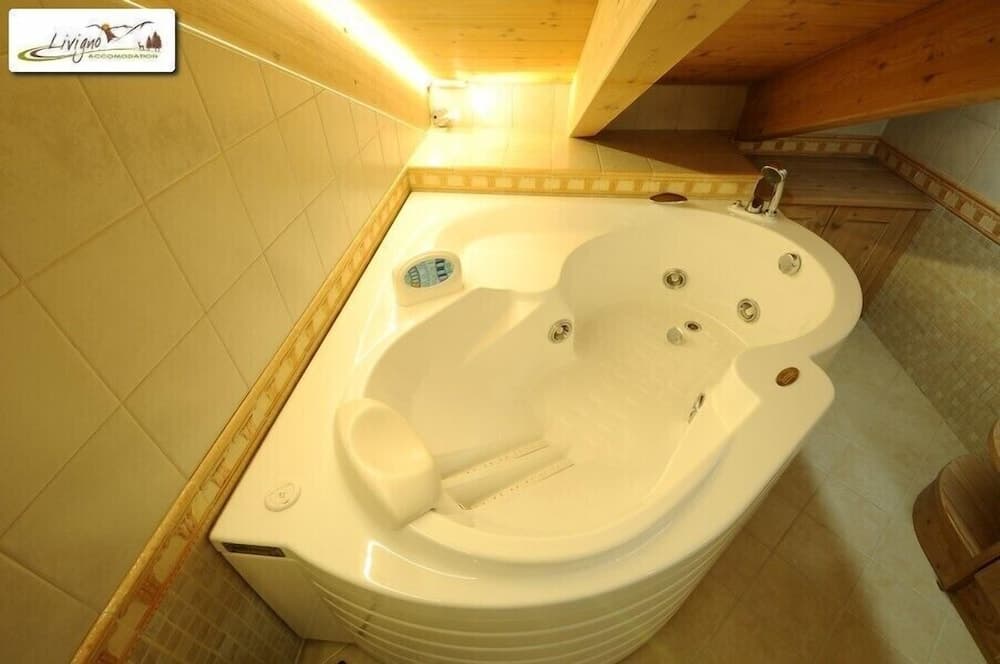 Jetted tub