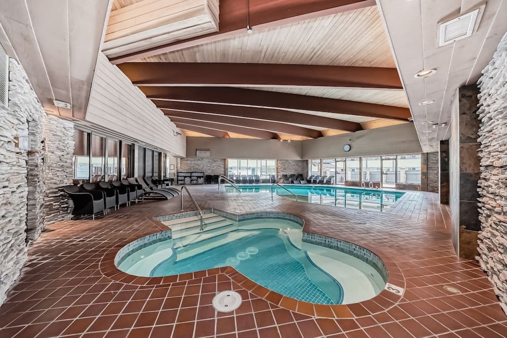 Indoor spa tub