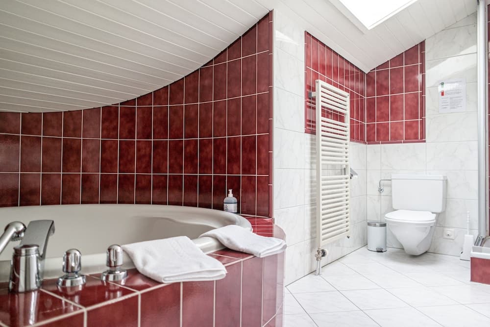 Deep soaking bathtub