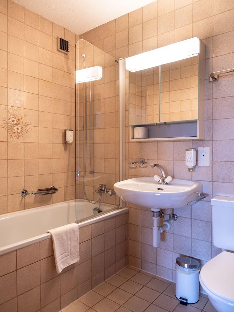 Deep soaking bathtub
