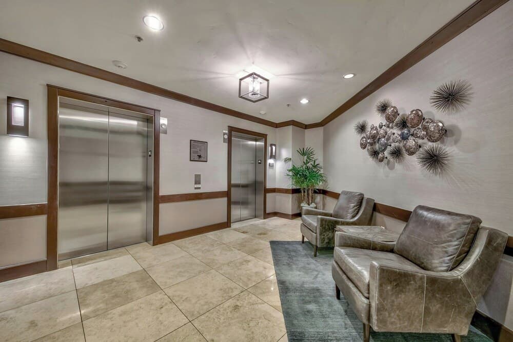 Lobby lounge