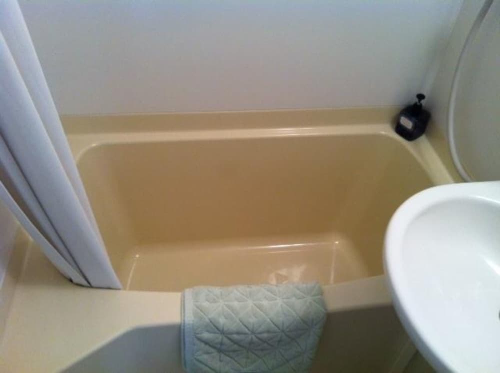 Deep soaking bathtub