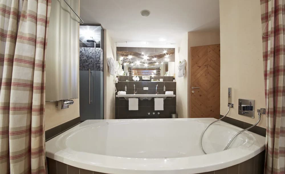 Deep soaking bathtub