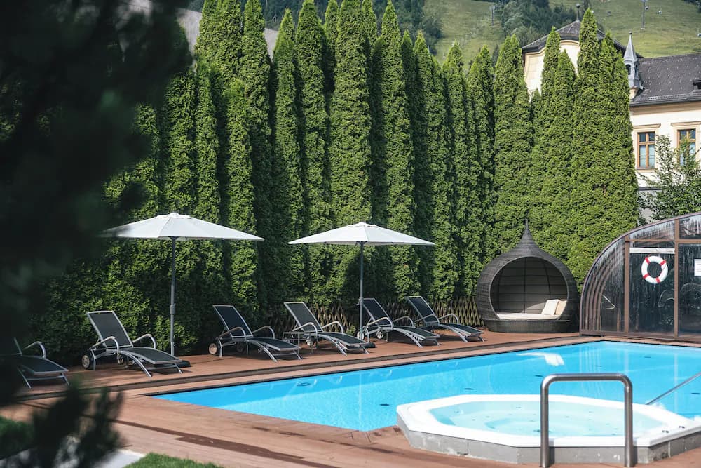 Indoor/outdoor pool