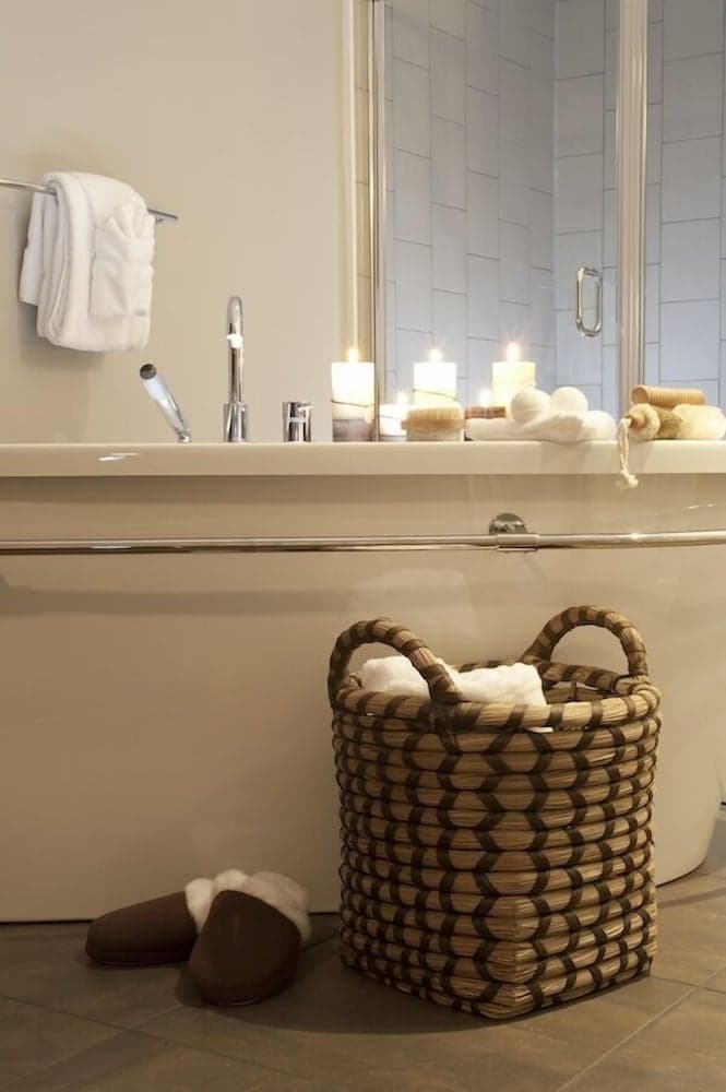Deep soaking bathtub