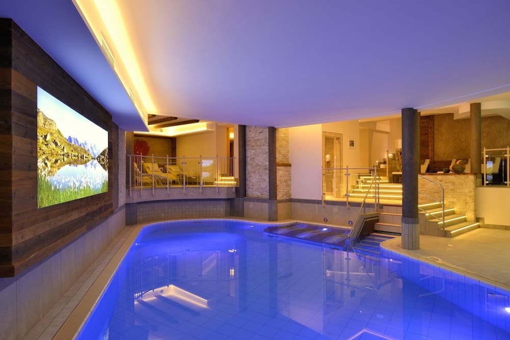Indoor/outdoor pool