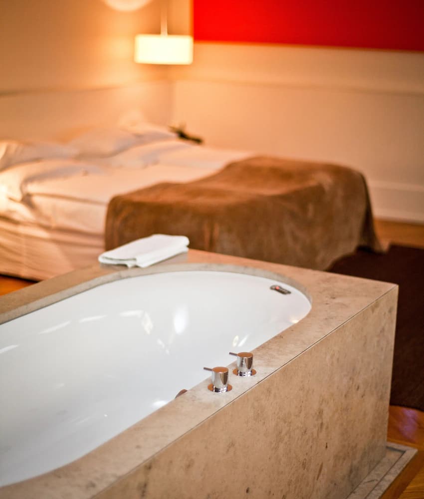 Deep soaking bathtub