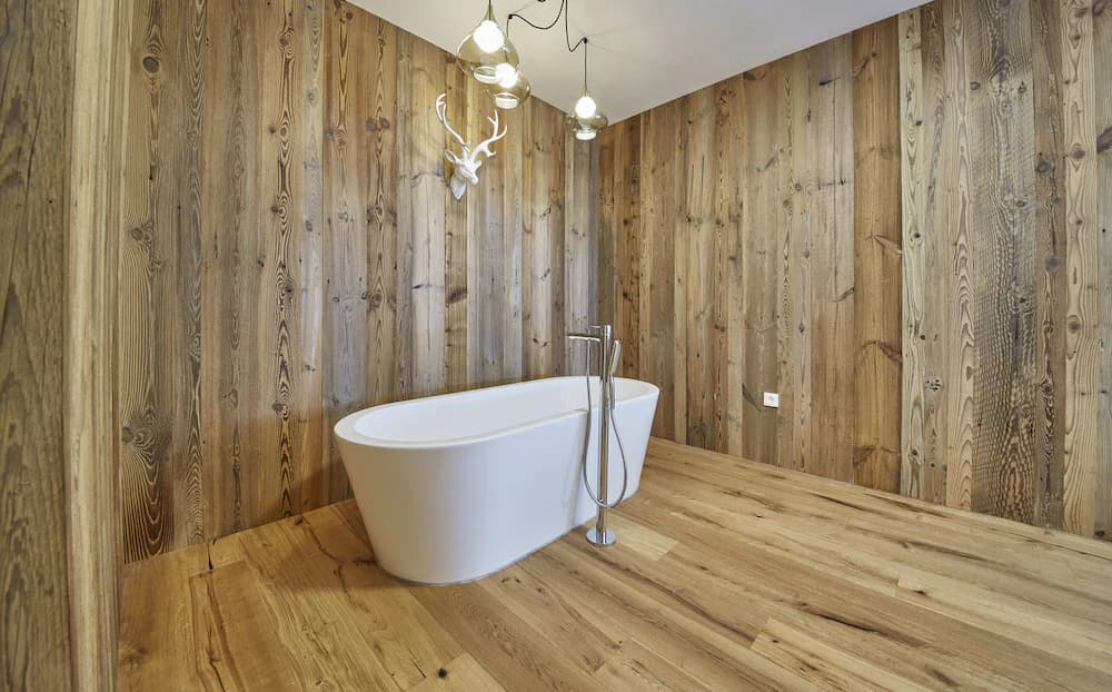 Deep soaking bathtub