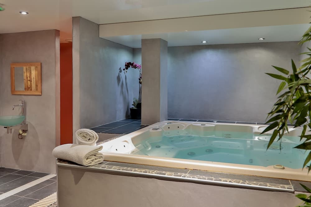 Indoor spa tub
