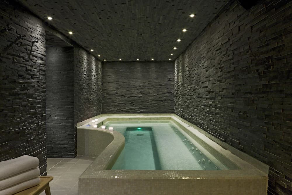 Indoor spa tub