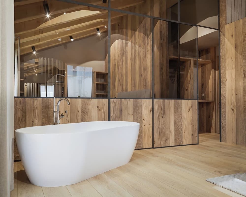 Private spa tub
