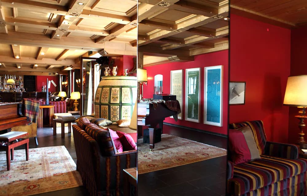 Lobby lounge