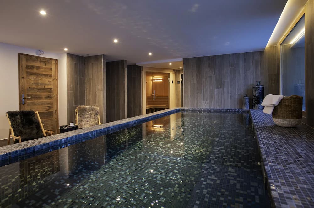 Indoor spa tub