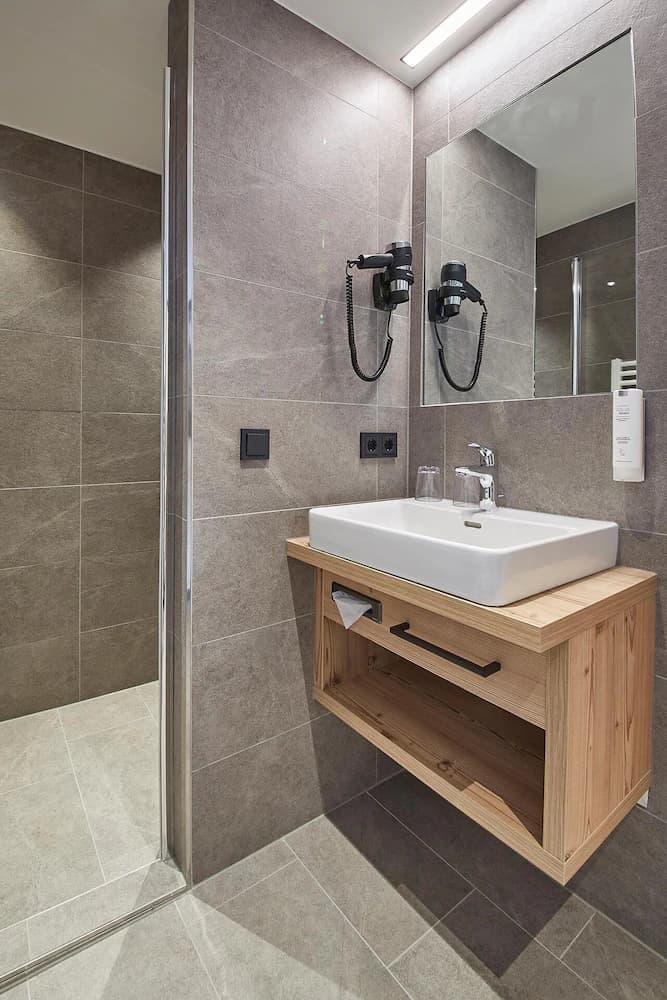 Bathroom sink