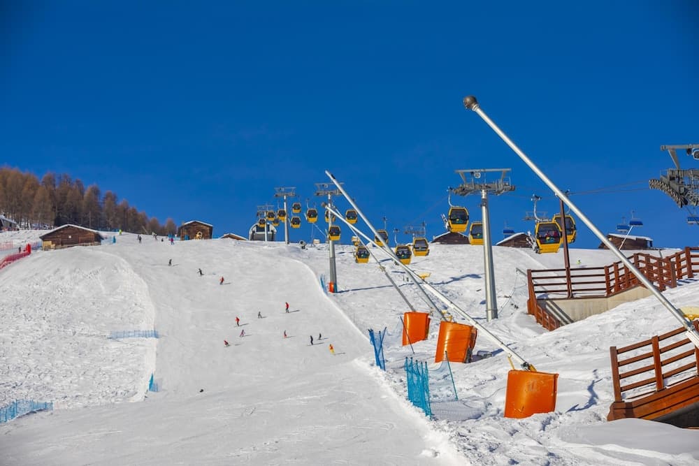 Snow and ski sports