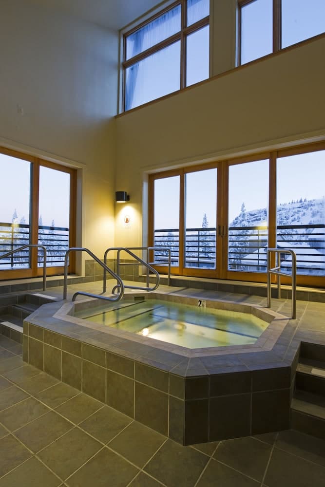 Indoor spa tub