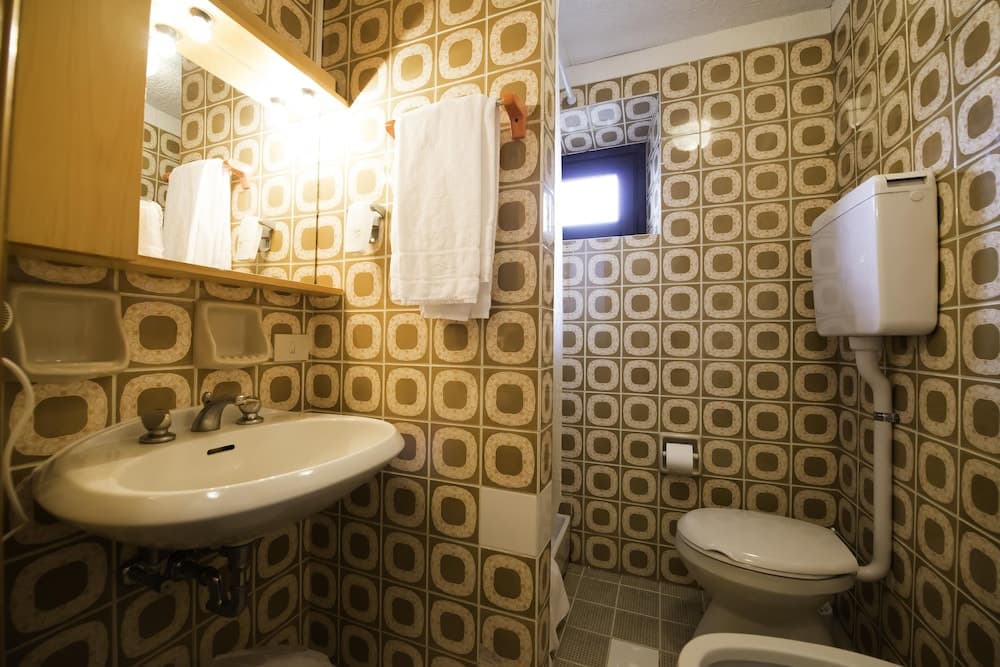 Bathroom sink