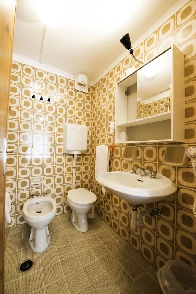 Bathroom sink