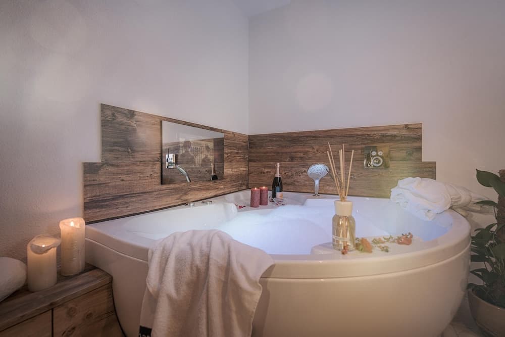 Private spa tub