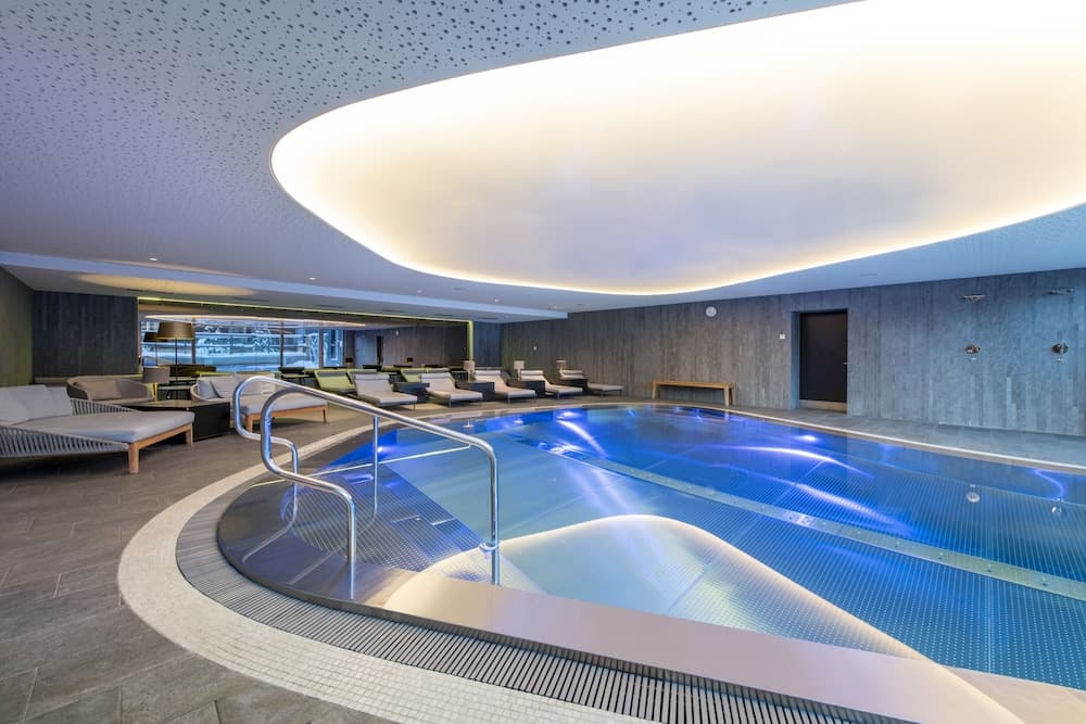 Indoor/outdoor pool