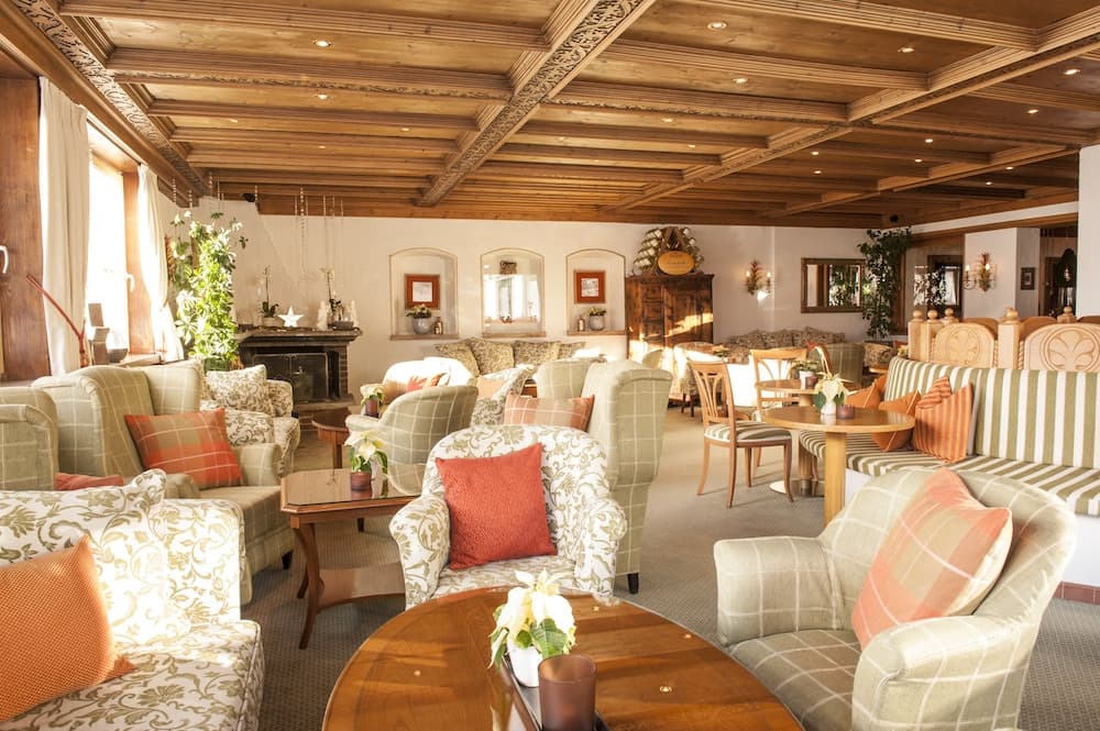 Lobby lounge