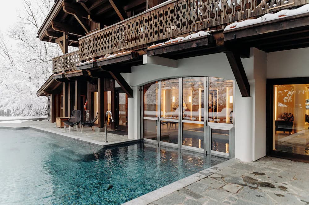 Indoor/outdoor pool