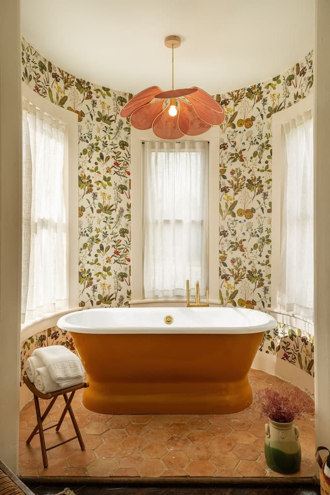 Deep soaking bathtub