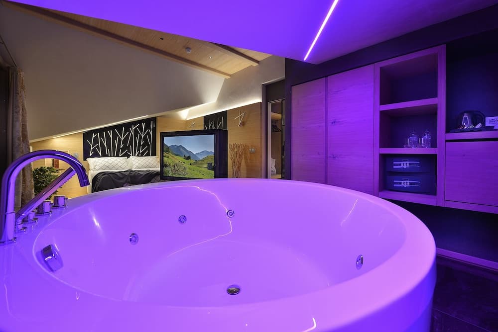 Private spa tub