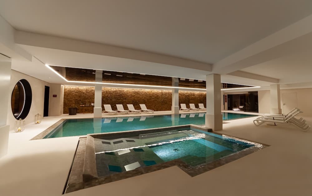 Indoor spa tub