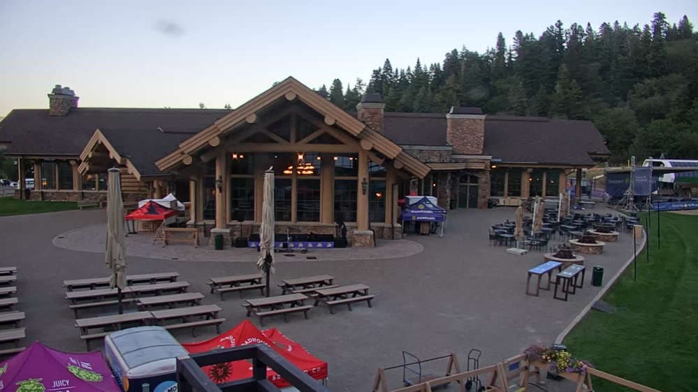 Earl's Plaza