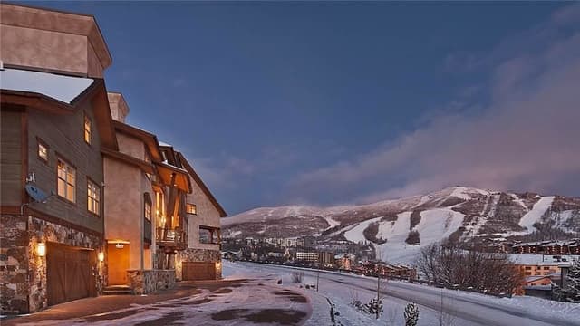 Lobby of Sunshine Peak Chalet 4 BedroomHoliday home By Moving Mountains
