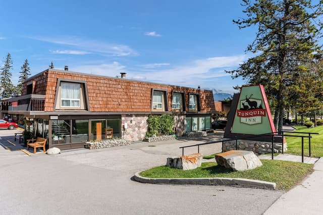 Lobby of Tonquin Inn